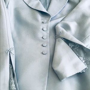 TAHARI SILK SUIT.  So BEAUTIFUL!. Fully lined.12p